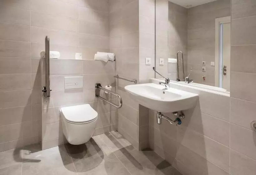 Student Experience Madrid Pozuelo   Luxury Hostel