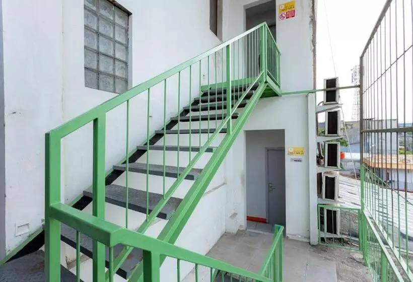 هتل Reddoorz Near Mangga Dua Mall