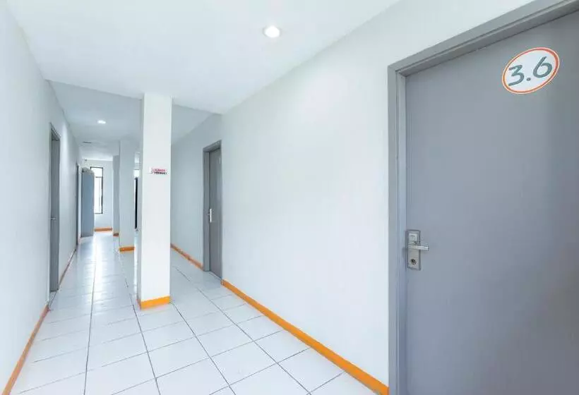 هتل Reddoorz Near Mangga Dua Mall