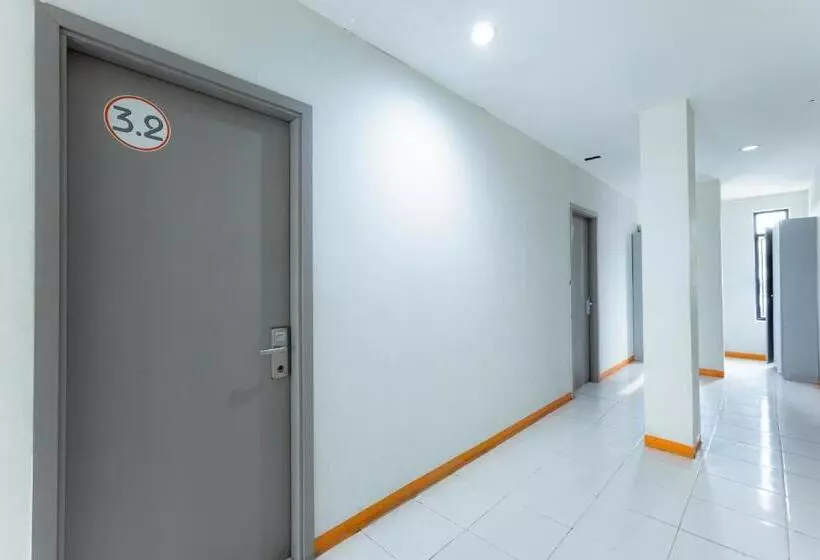 هتل Reddoorz Near Mangga Dua Mall