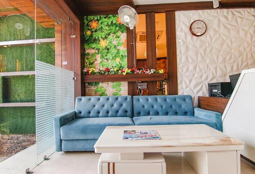 Fabhotel Golden City