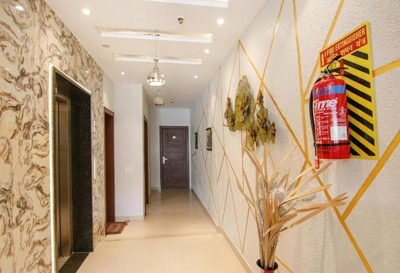 Fabhotel Golden City