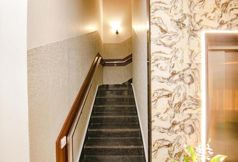 Fabhotel Golden City