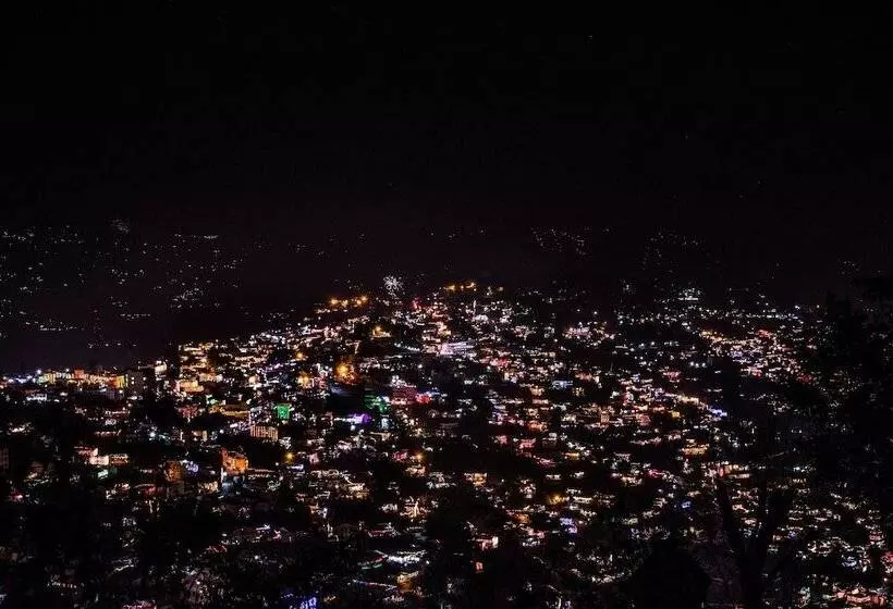 ホテル Binsar Eco Resort, Binsar   Uttarakhand