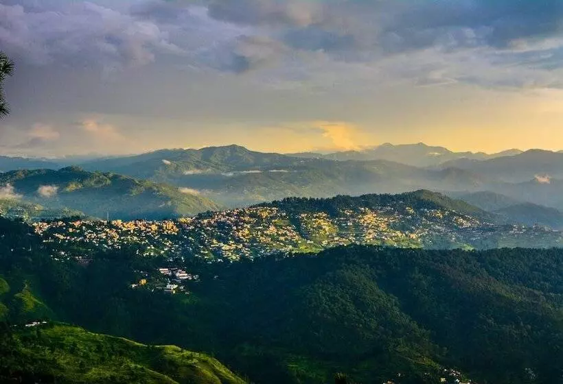 ホテル Binsar Eco Resort, Binsar   Uttarakhand