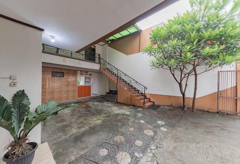 Hotel Reddoorz Near Cikole Lembang