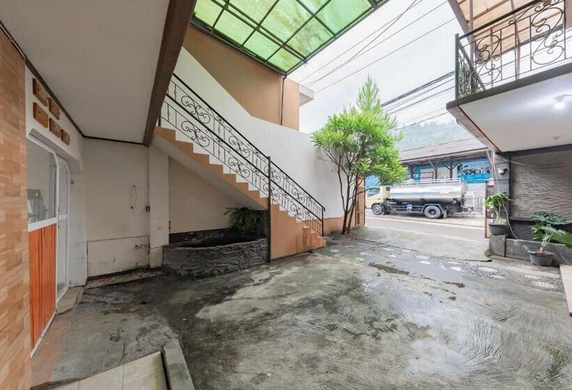 Hotel Reddoorz Near Cikole Lembang