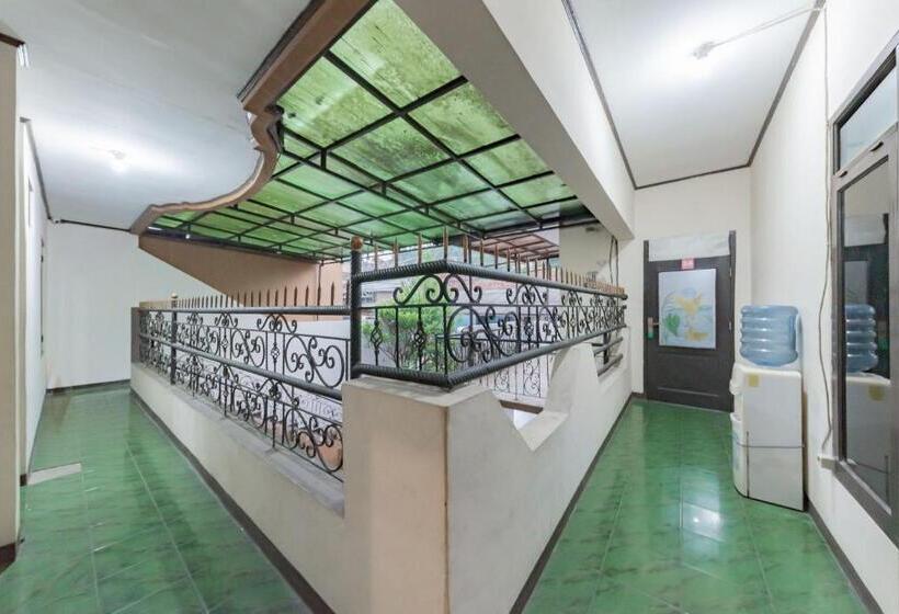 Hotel Reddoorz Near Cikole Lembang