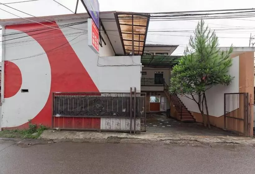ホテル Reddoorz Near Cikole Lembang