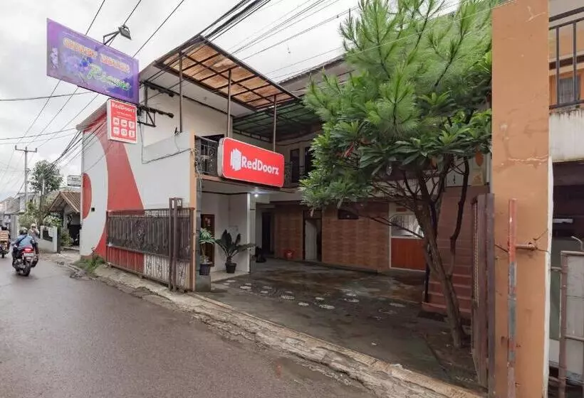 ホテル Reddoorz Near Cikole Lembang