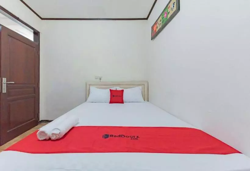 ホテル Reddoorz Near Cikole Lembang