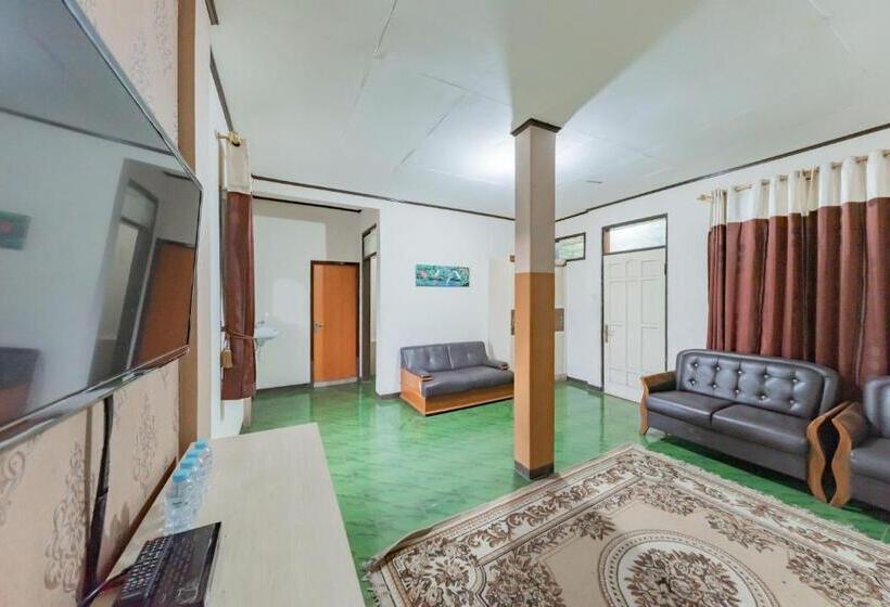 Hotel Reddoorz Near Cikole Lembang