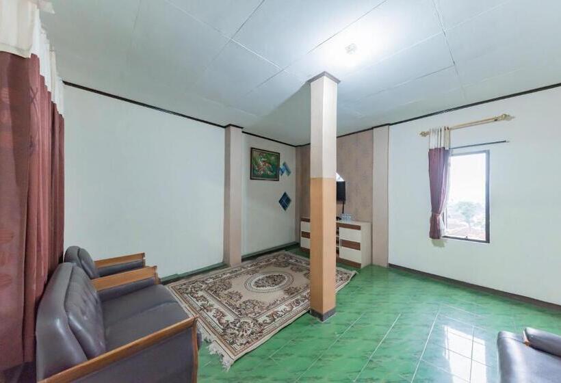 Hotel Reddoorz Near Cikole Lembang