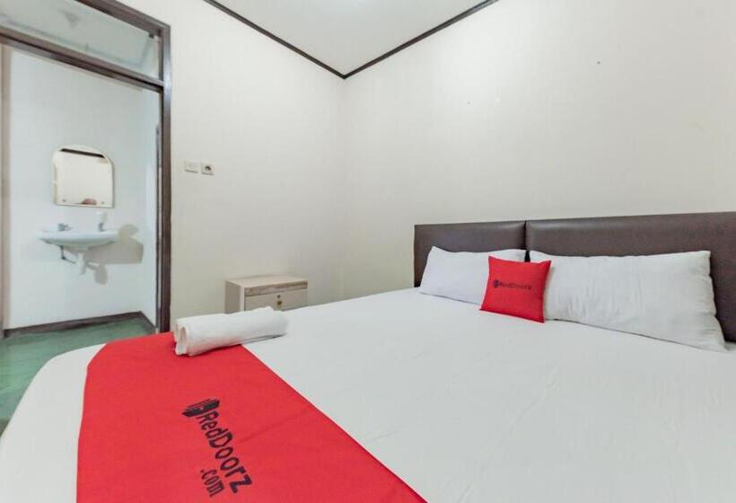 Hotel Reddoorz Near Cikole Lembang