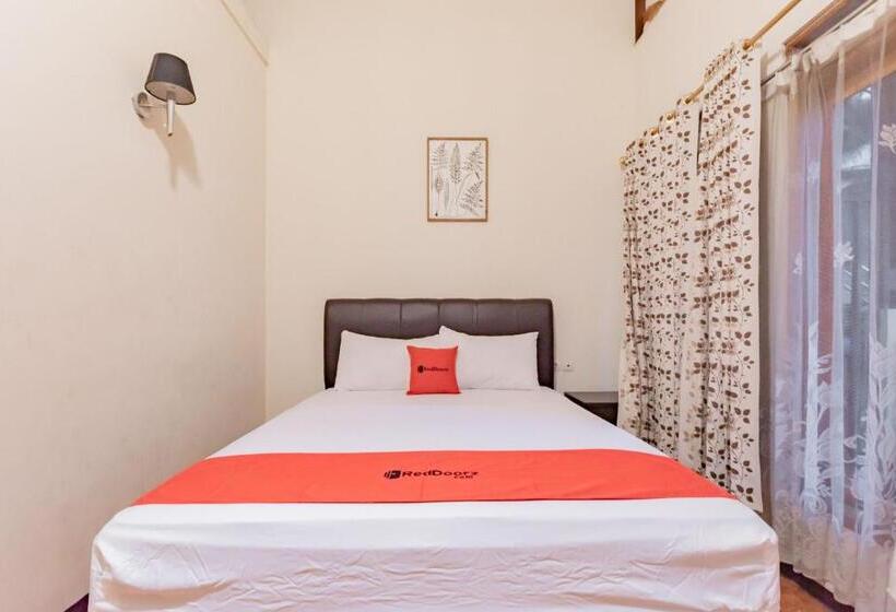 Hotel Reddoorz Near Cikole Lembang