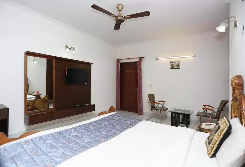 Oyo Flagship 2173 Hotel Sebastian White