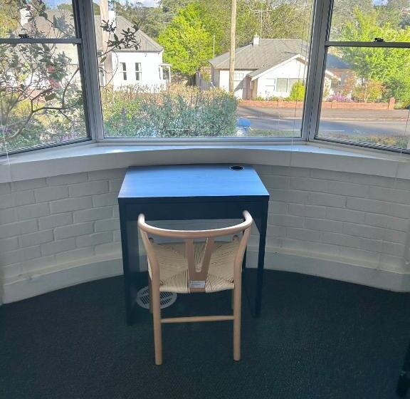 بنسيون Lurline Lodge