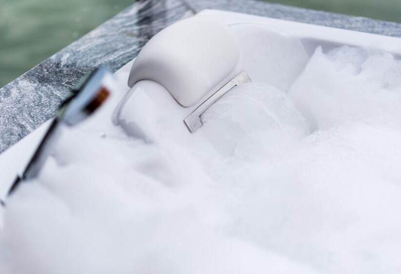 Hotel Leaf Lake Kan Resort