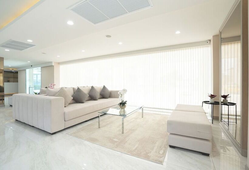 Отель Oriole Residence