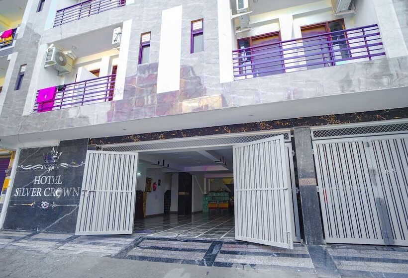 בית מלון כפרי Roomshala 031 Silver Crown Sector 23