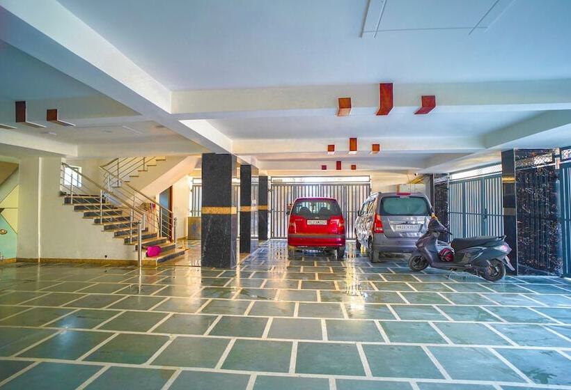 בית מלון כפרי Roomshala 031 Silver Crown Sector 23