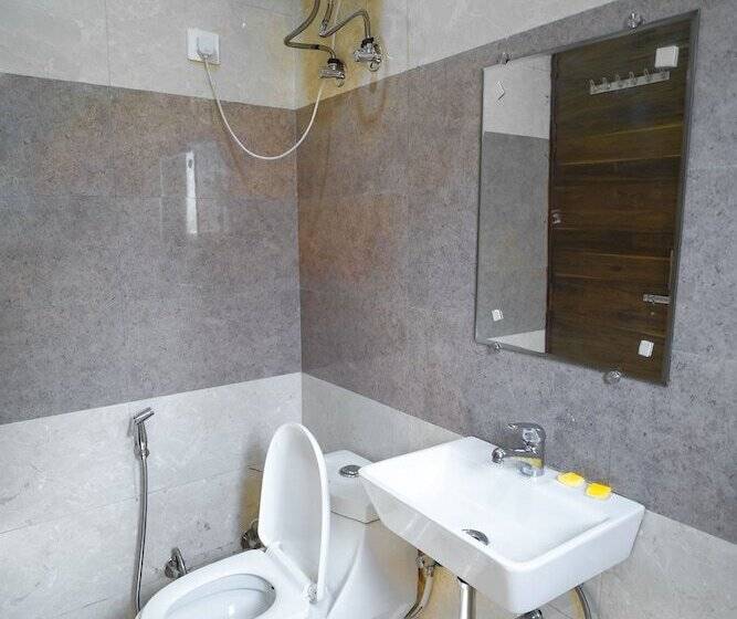 בית מלון כפרי Roomshala 031 Silver Crown Sector 23