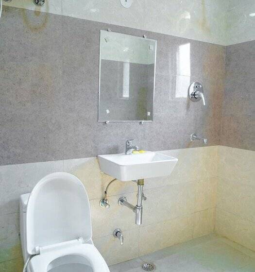 בית מלון כפרי Roomshala 031 Silver Crown Sector 23