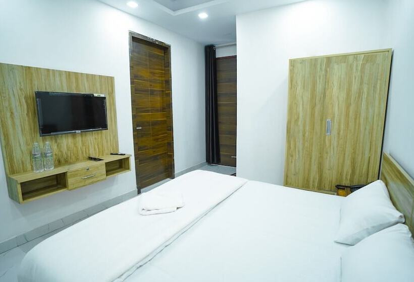 בית מלון כפרי Roomshala 031 Silver Crown Sector 23