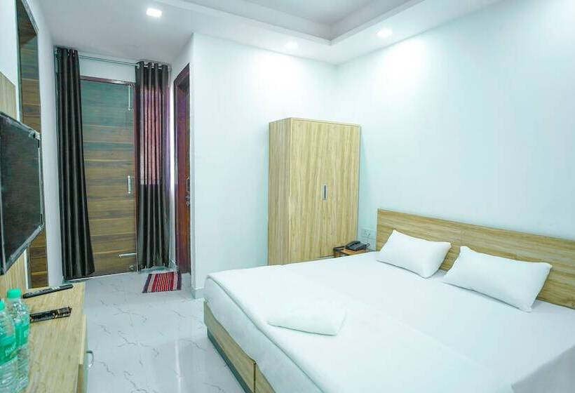 בית מלון כפרי Roomshala 031 Silver Crown Sector 23