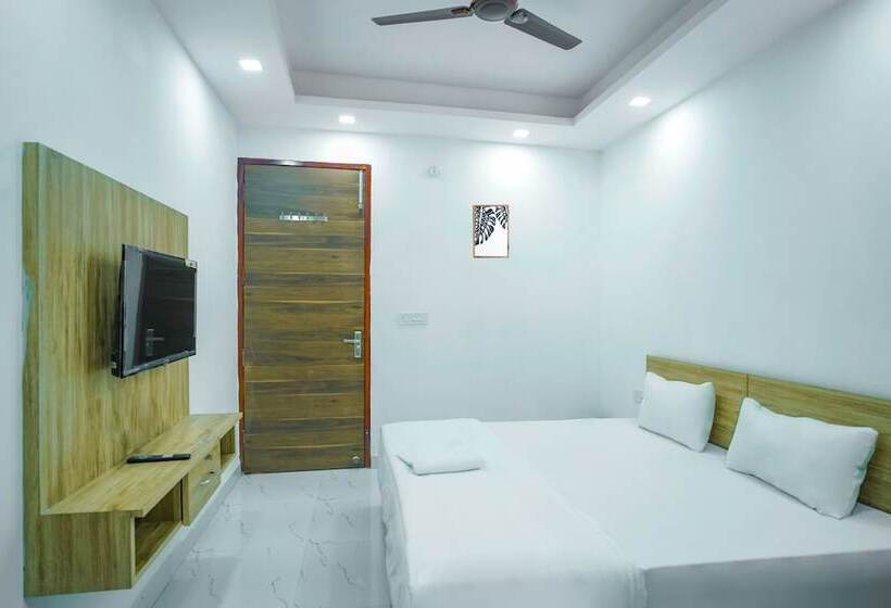 בית מלון כפרי Roomshala 031 Silver Crown Sector 23