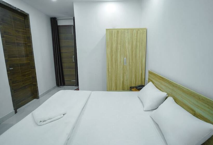 בית מלון כפרי Roomshala 031 Silver Crown Sector 23