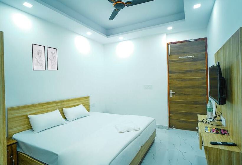 בית מלון כפרי Roomshala 031 Silver Crown Sector 23