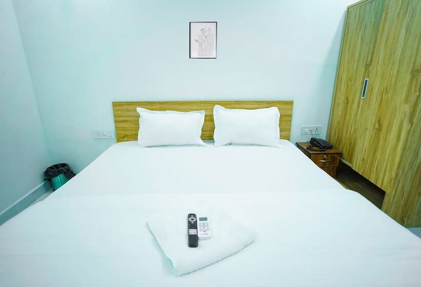 בית מלון כפרי Roomshala 031 Silver Crown Sector 23