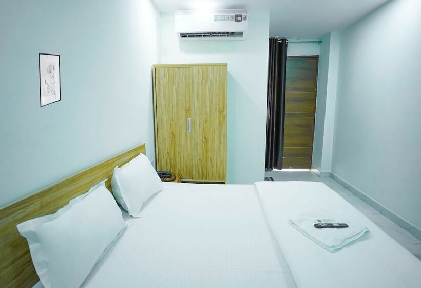 בית מלון כפרי Roomshala 031 Silver Crown Sector 23