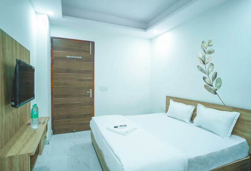 בית מלון כפרי Roomshala 031 Silver Crown Sector 23