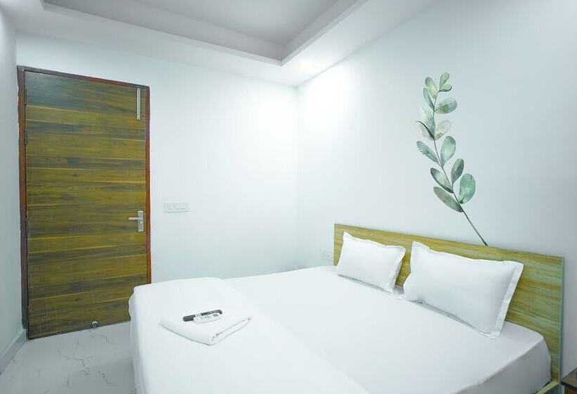 בית מלון כפרי Roomshala 031 Silver Crown Sector 23