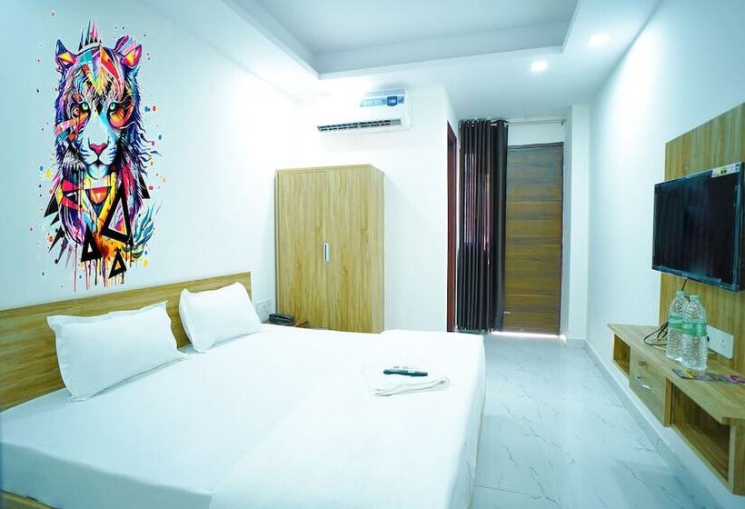 בית מלון כפרי Roomshala 031 Silver Crown Sector 23