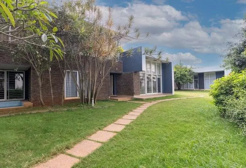 Hotelli Treebo Midvalley Residence