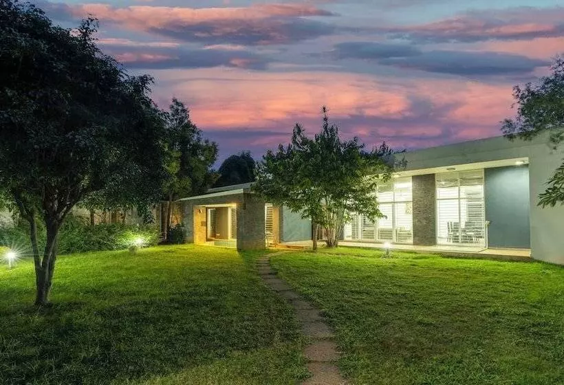 Hotelli Treebo Midvalley Residence