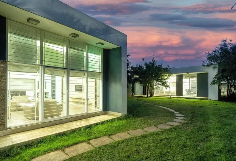 Hotelli Treebo Midvalley Residence