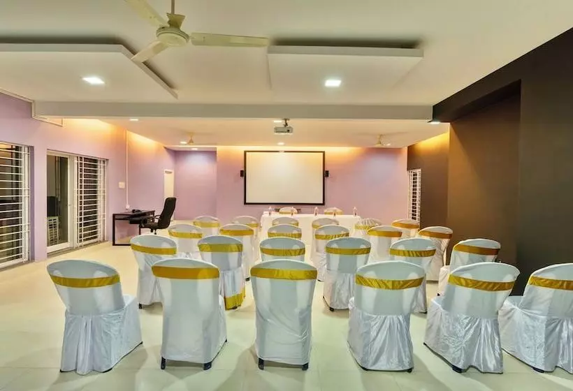 Hotelli Treebo Midvalley Residence