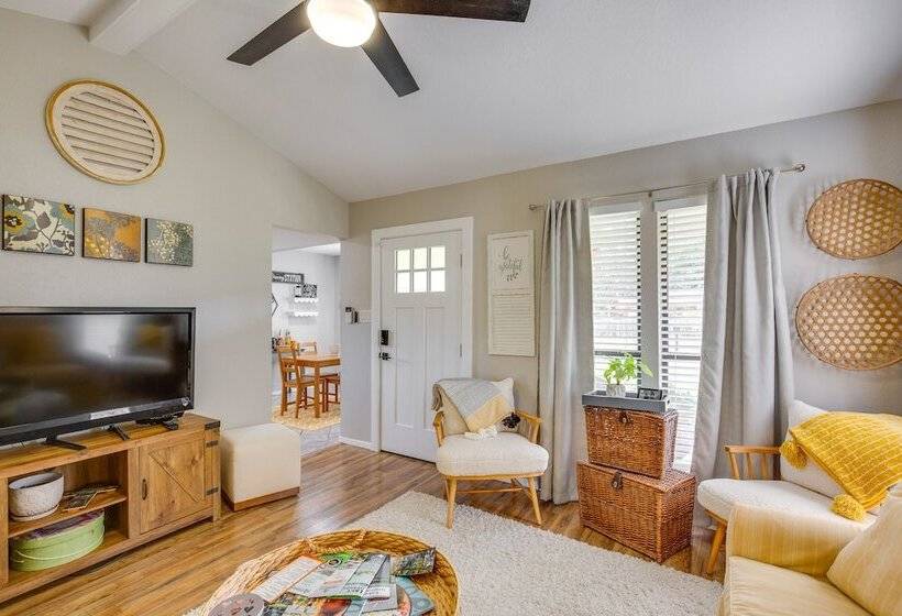 Charming Granbury Cottage Retreat W/ Private Patio