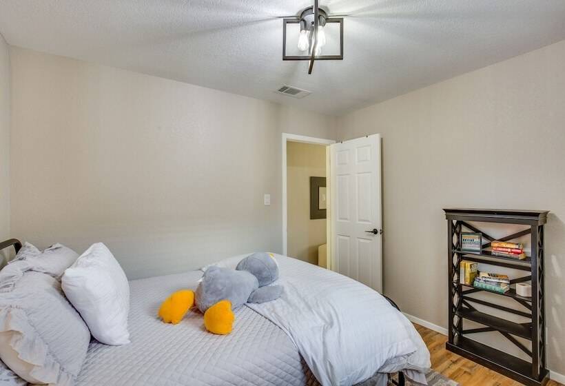 Charming Granbury Cottage Retreat W/ Private Patio