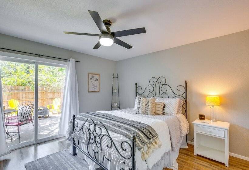 Charming Granbury Cottage Retreat W/ Private Patio