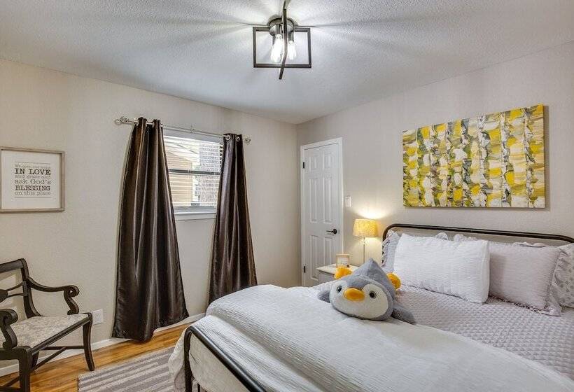 Charming Granbury Cottage Retreat W/ Private Patio