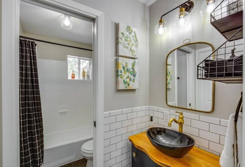 Charming Granbury Cottage Retreat W/ Private Patio