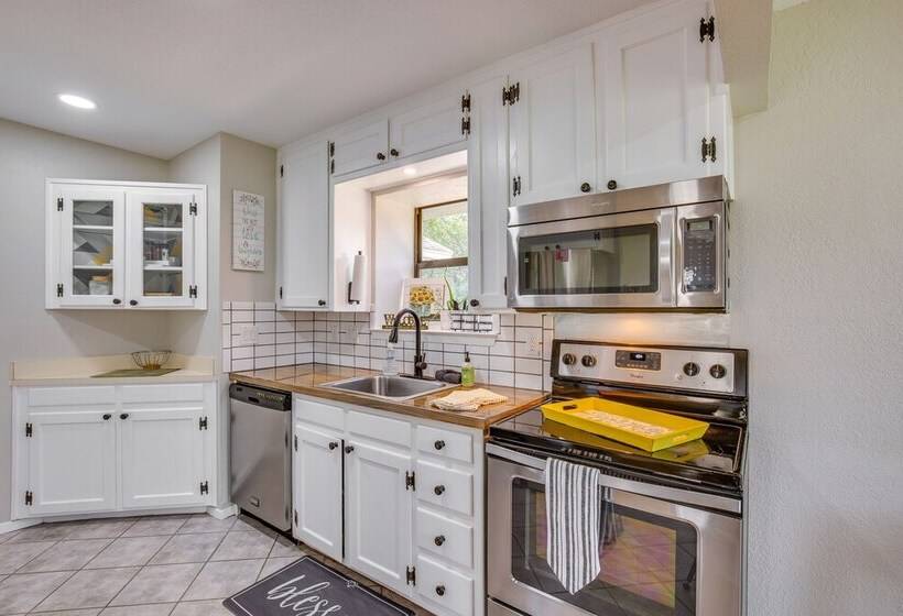 Charming Granbury Cottage Retreat W/ Private Patio