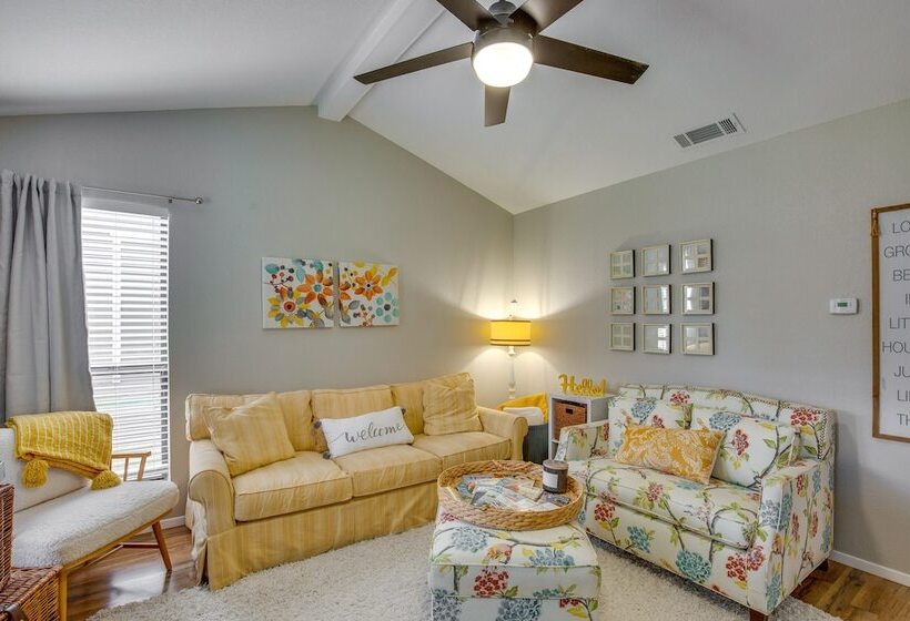 Charming Granbury Cottage Retreat W/ Private Patio