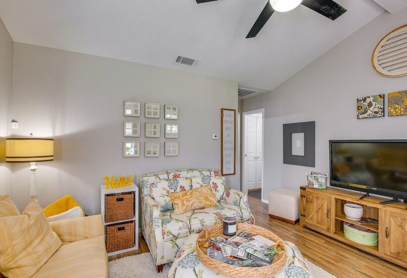 Charming Granbury Cottage Retreat W/ Private Patio