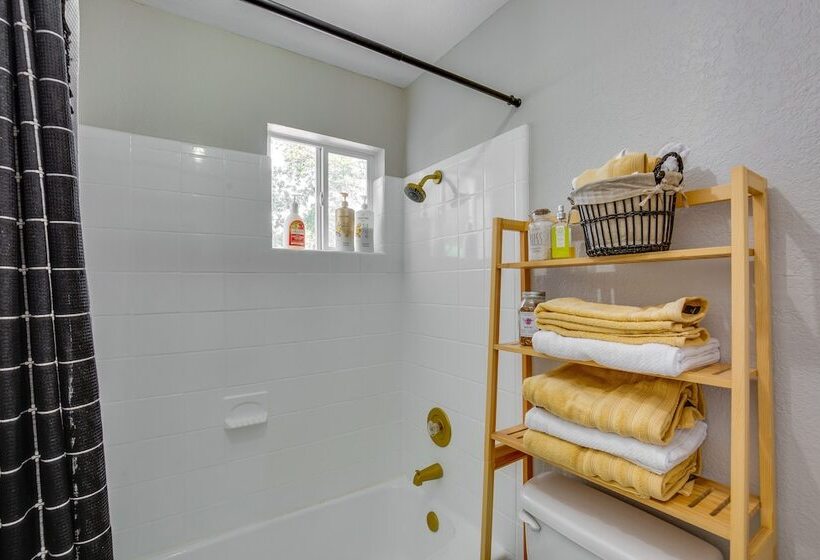 Charming Granbury Cottage Retreat W/ Private Patio